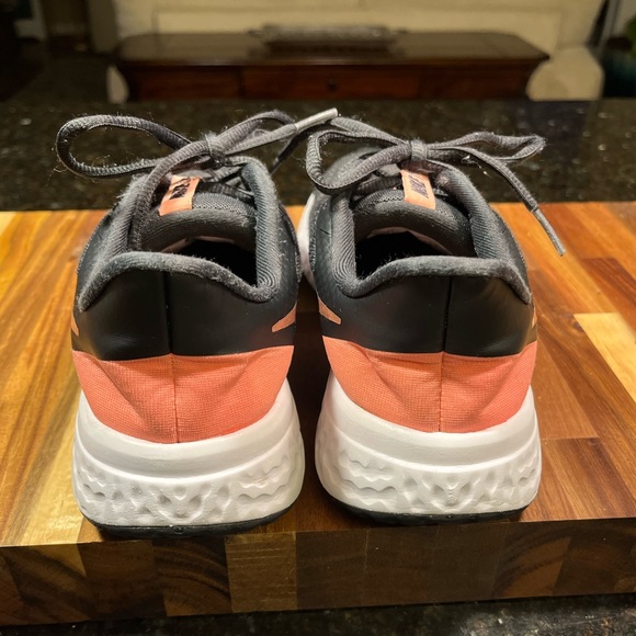 Nike Revolution running shoes size 5Y - Picture 2 of 5